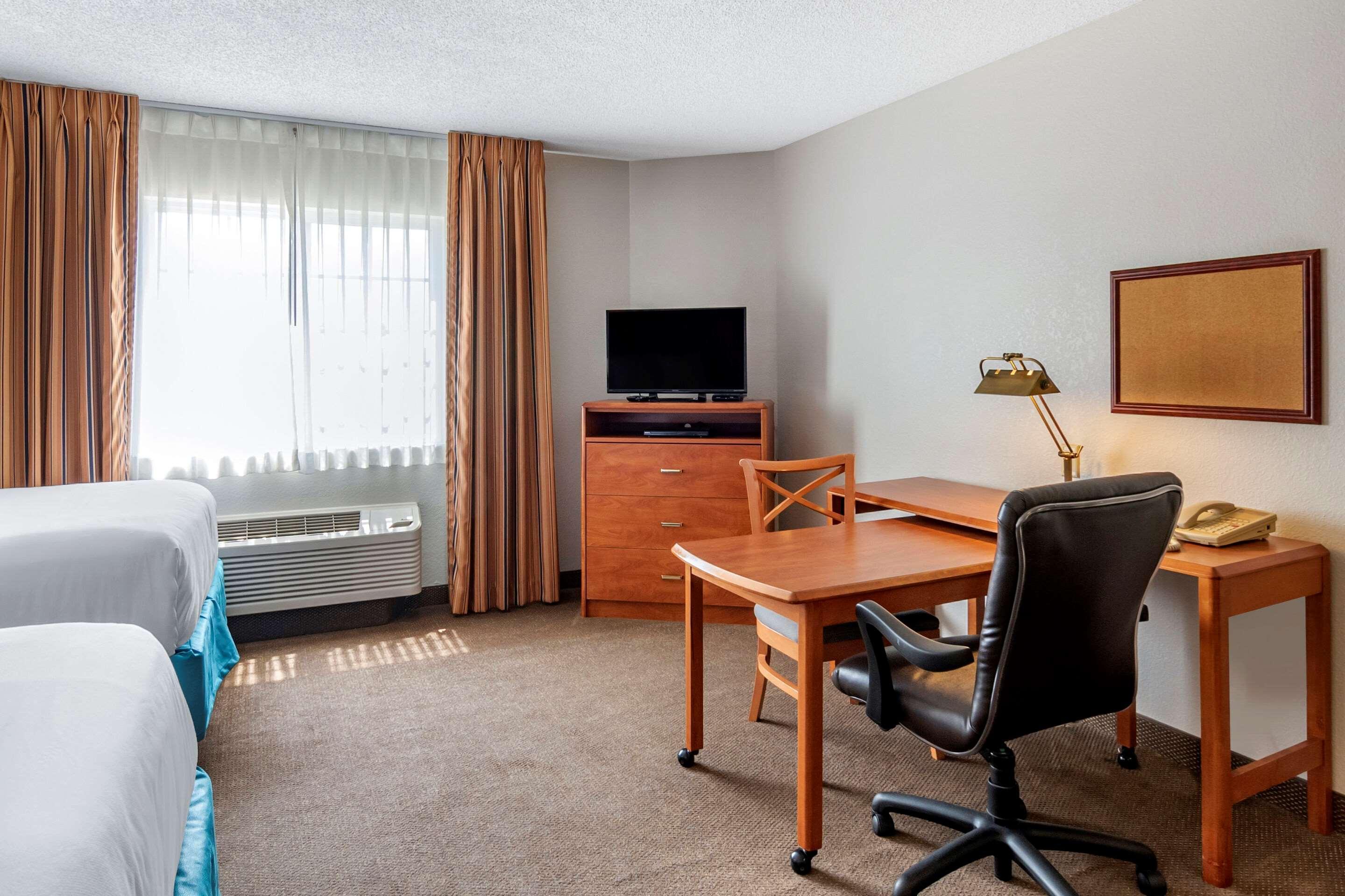 Mainstay Suites Emporia Bagian luar foto