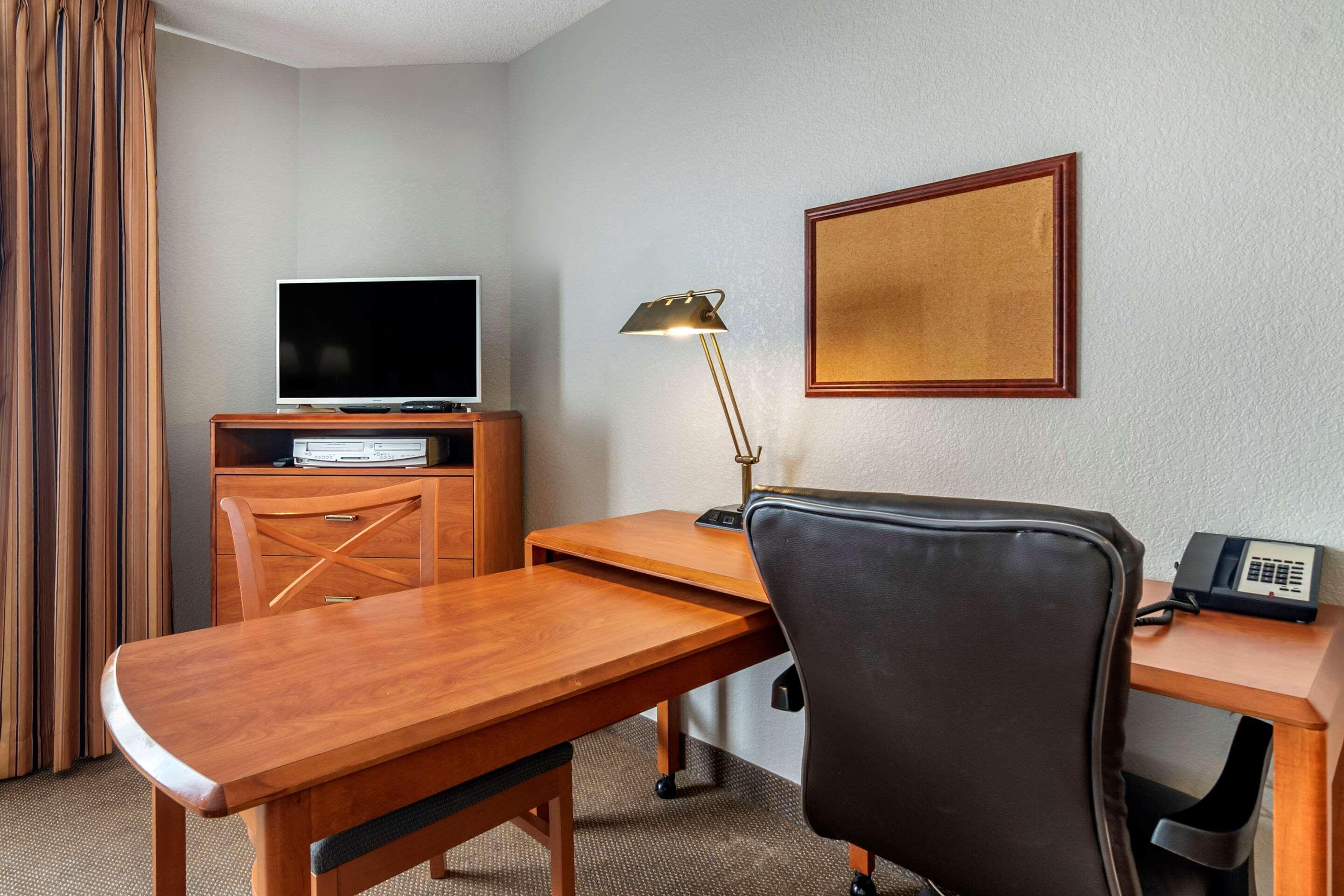 Mainstay Suites Emporia Bagian luar foto