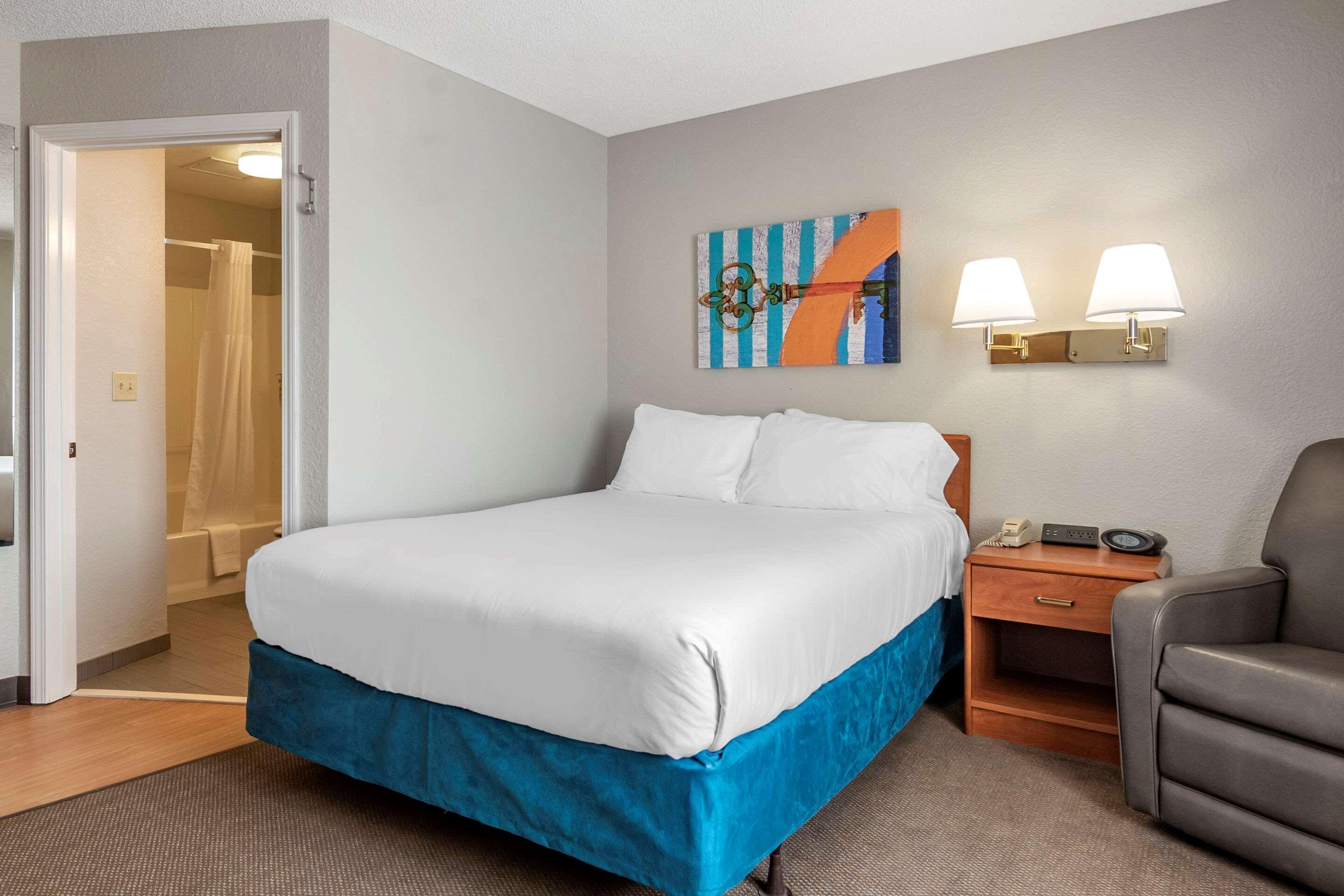 Mainstay Suites Emporia Bagian luar foto