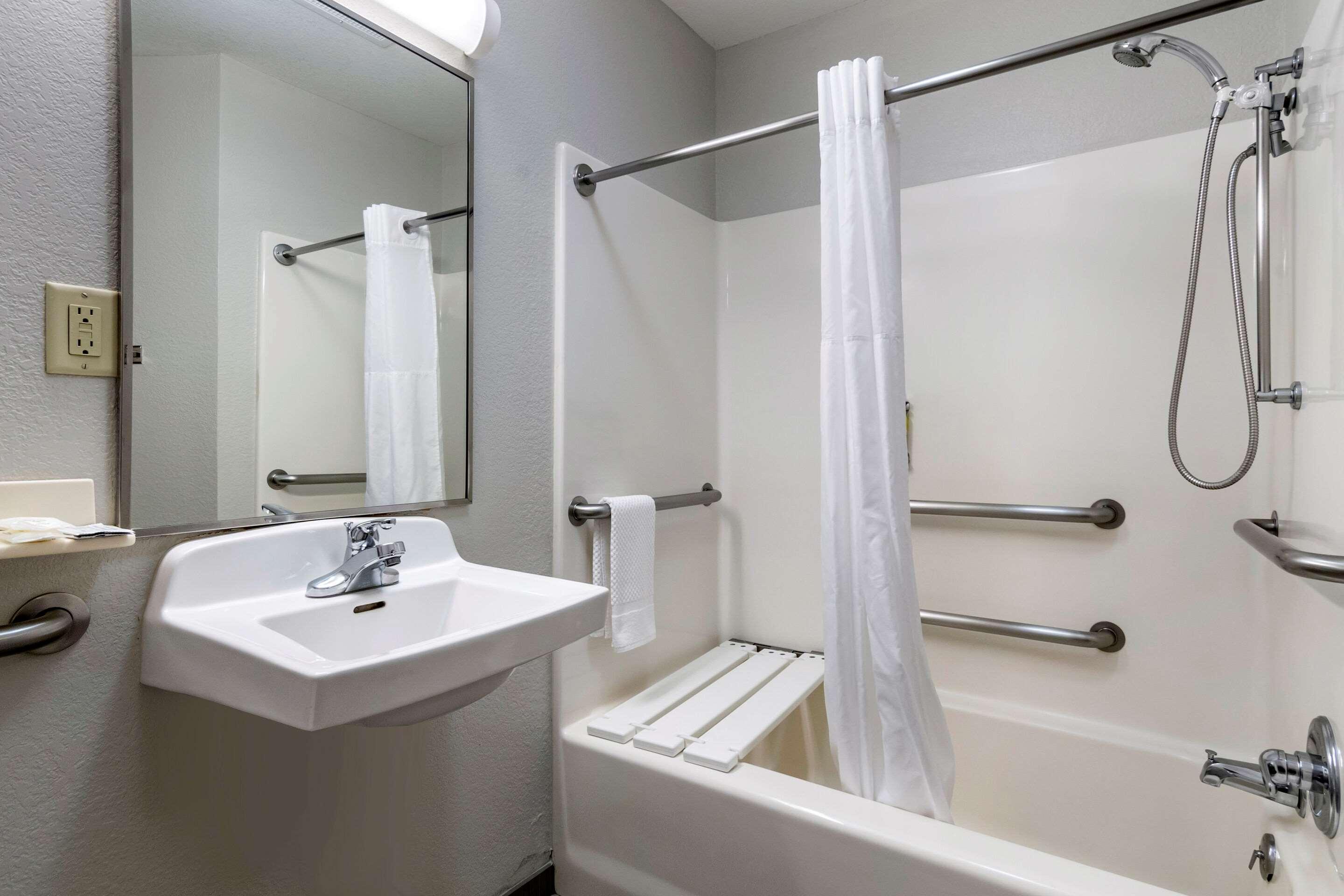 Mainstay Suites Emporia Bagian luar foto