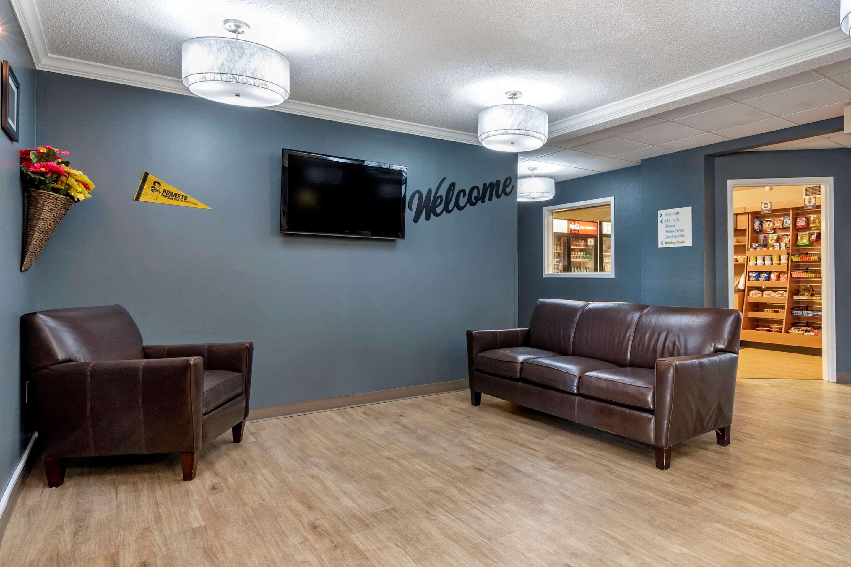 Mainstay Suites Emporia Bagian luar foto