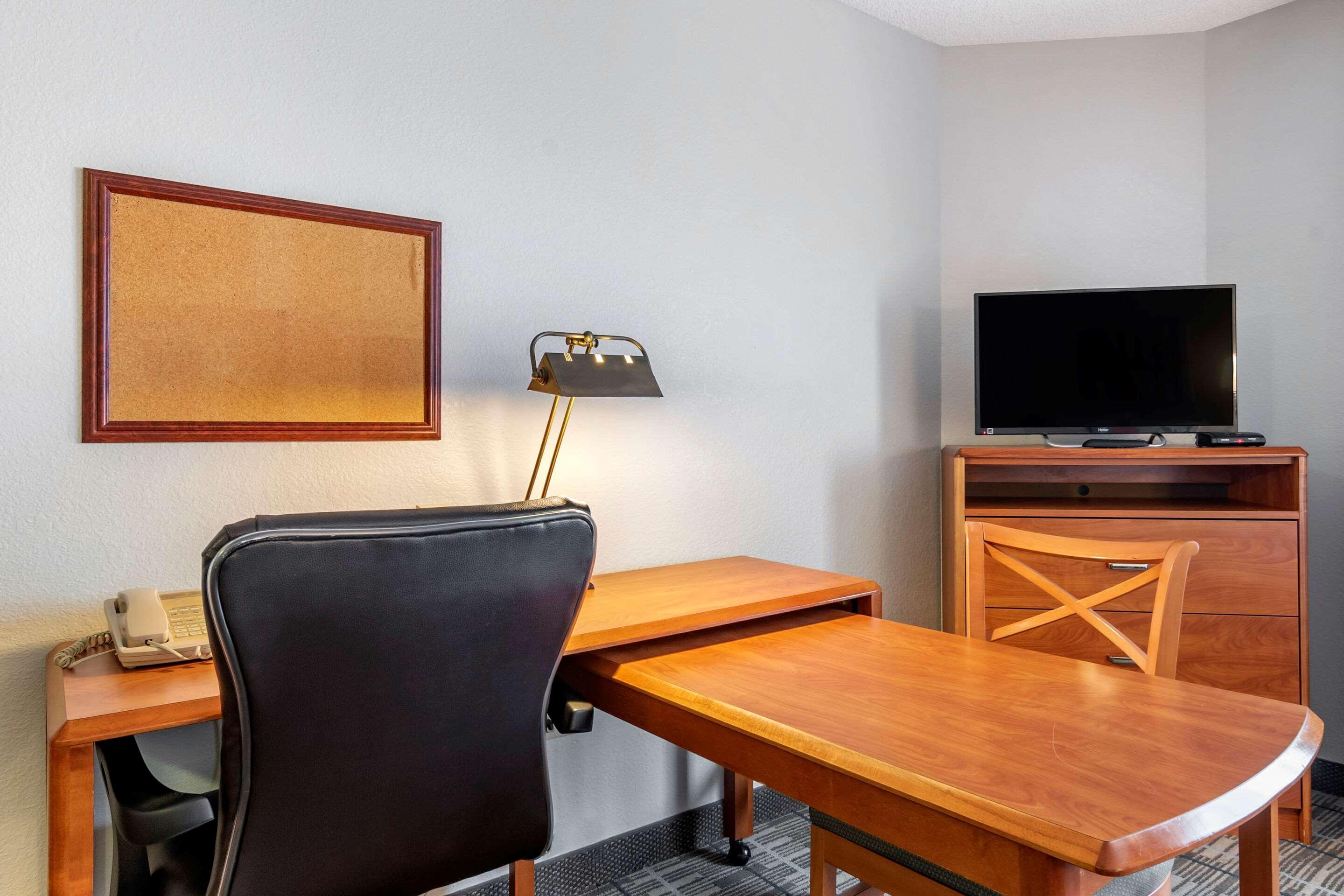 Mainstay Suites Emporia Bagian luar foto