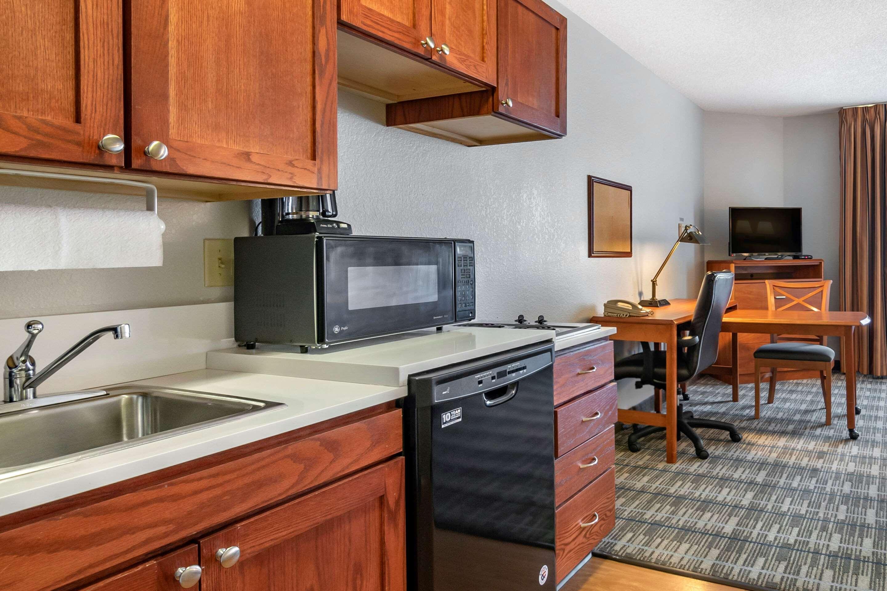 Mainstay Suites Emporia Bagian luar foto