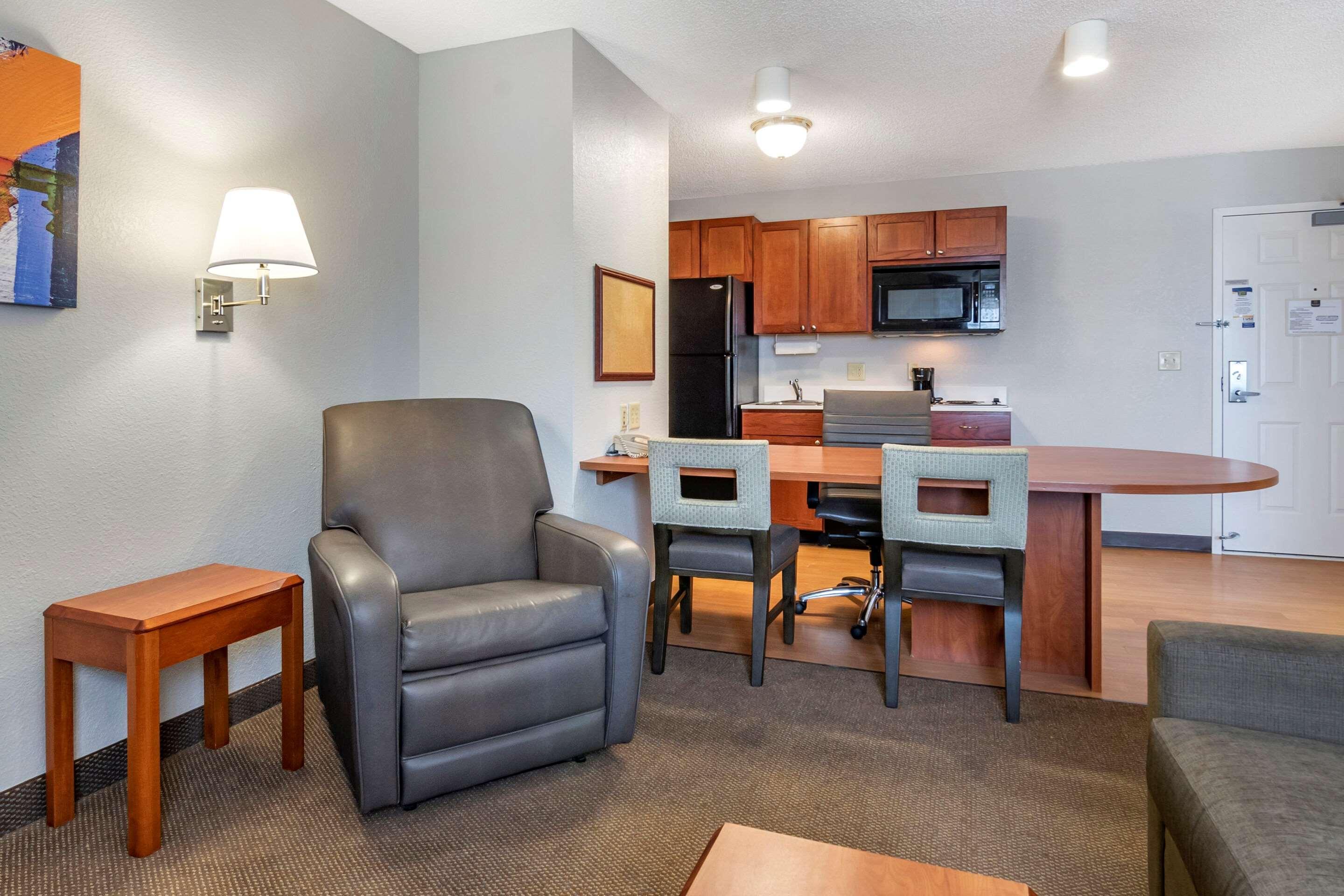 Mainstay Suites Emporia Bagian luar foto
