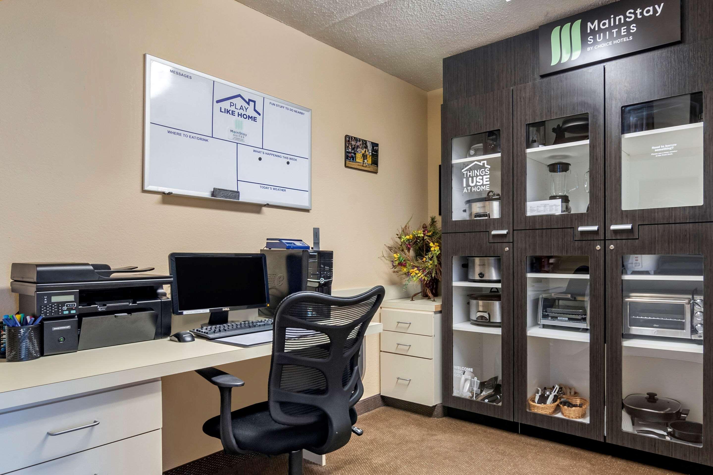 Mainstay Suites Emporia Bagian luar foto