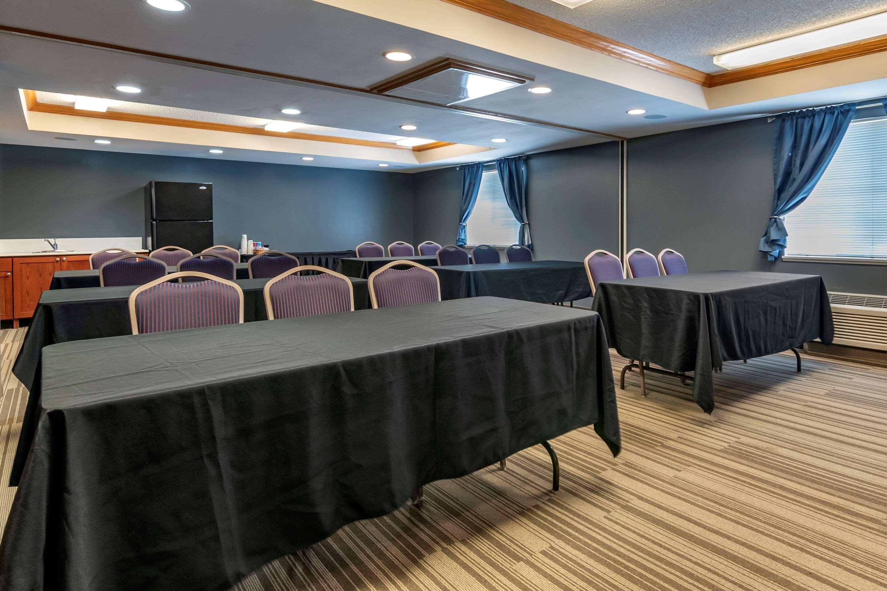 Mainstay Suites Emporia Bagian luar foto