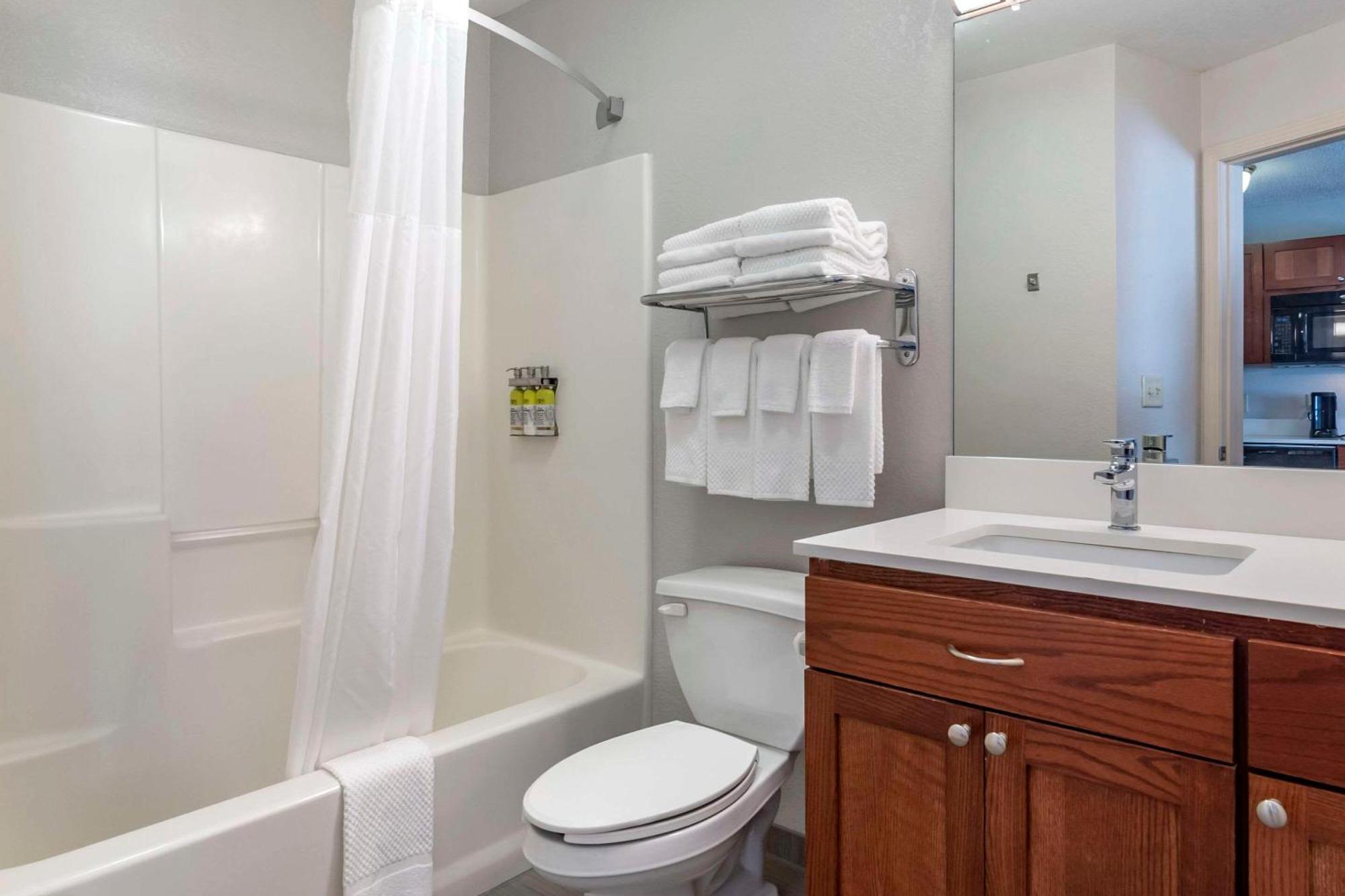 Mainstay Suites Emporia Bagian luar foto