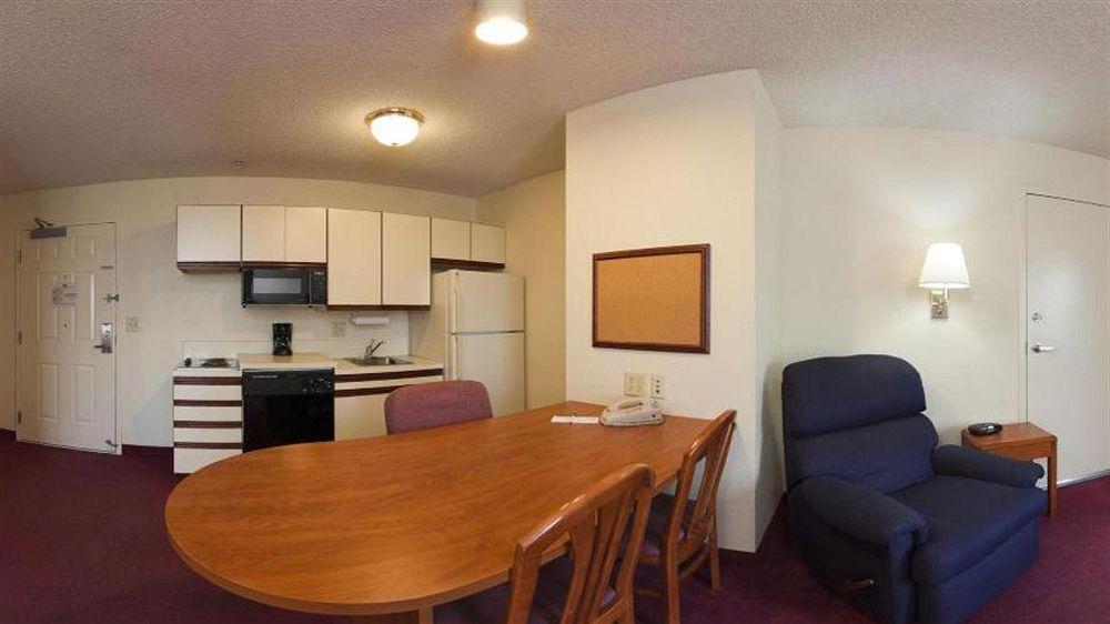 Mainstay Suites Emporia Bagian luar foto