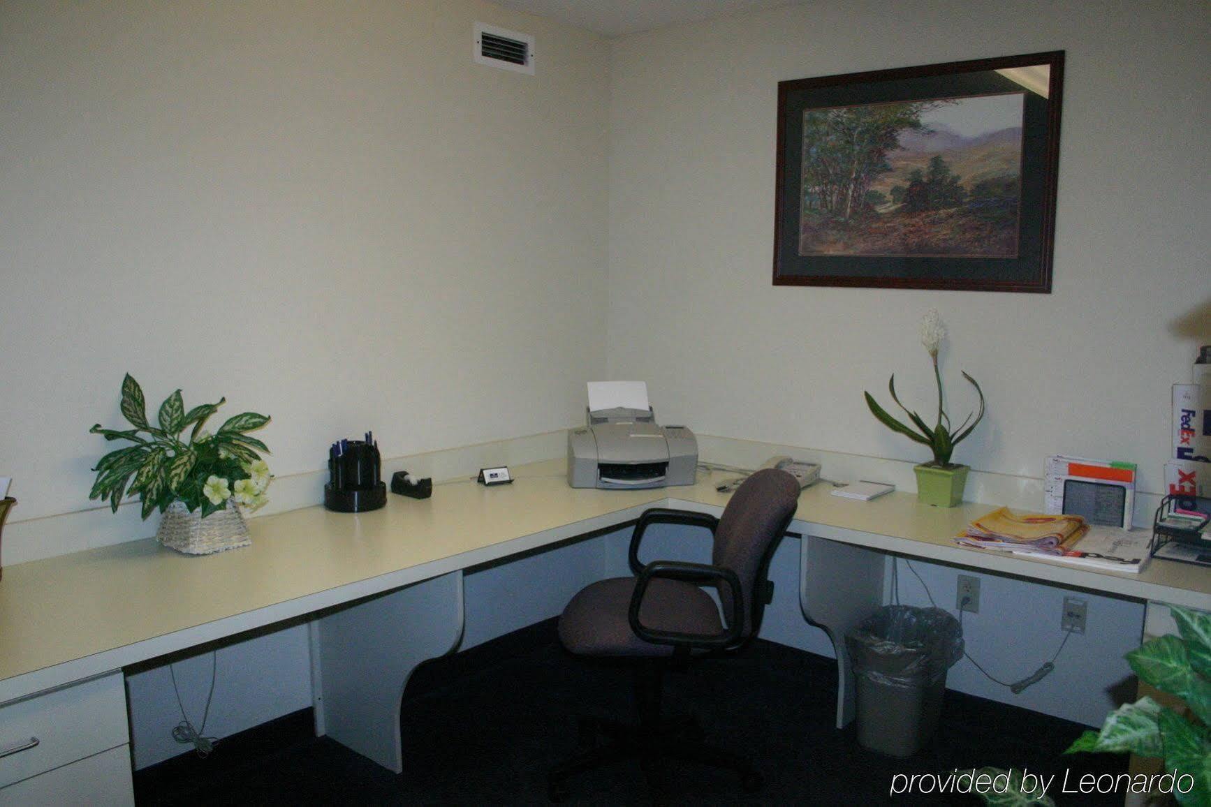 Mainstay Suites Emporia Bagian luar foto