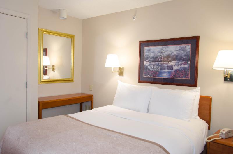 Mainstay Suites Emporia Bagian luar foto